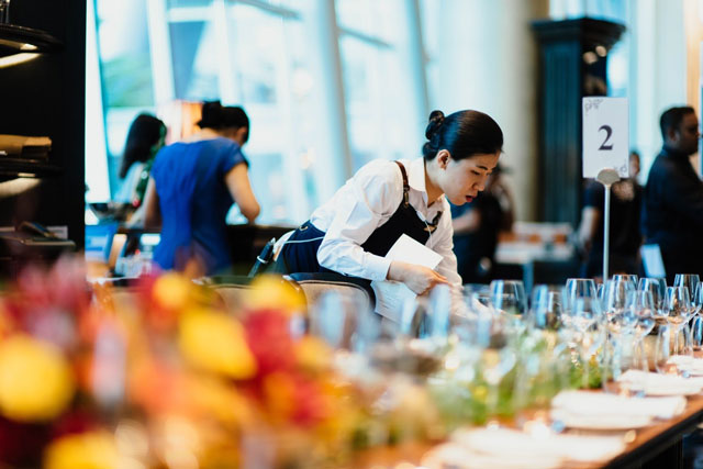 Những công việc của nhân viên phục vụ bàn
