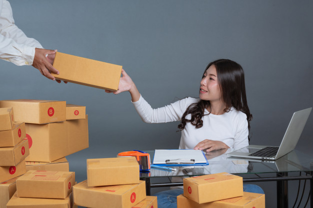 Hình thức công việc dán tem đóng gói sản phẩm