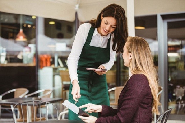 nhân viên phục vụ quán trà sữa rất thích hợp cho sinh viên